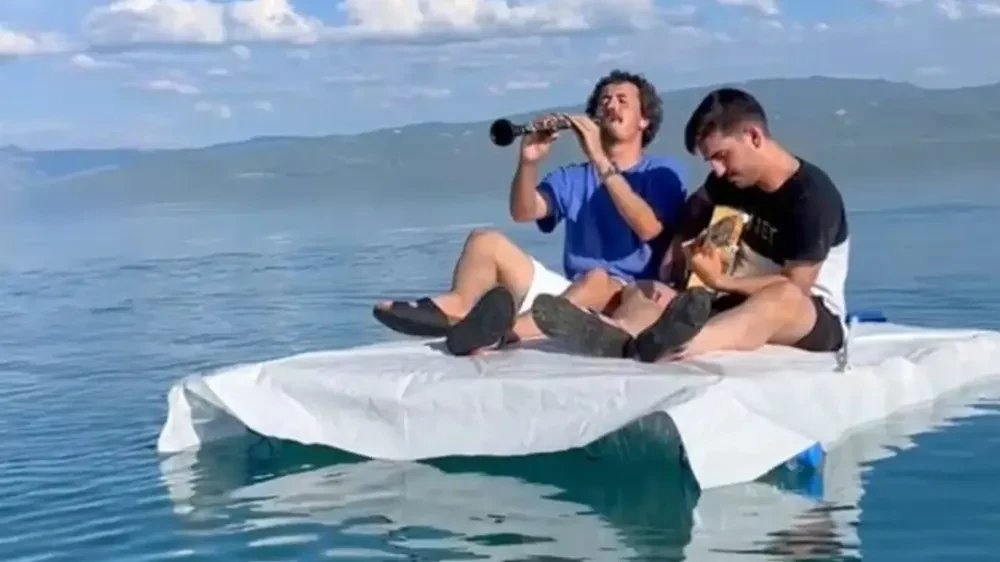 Denizlili öğretmenlerden Van Gölü’nde görülmemiş etkinlik