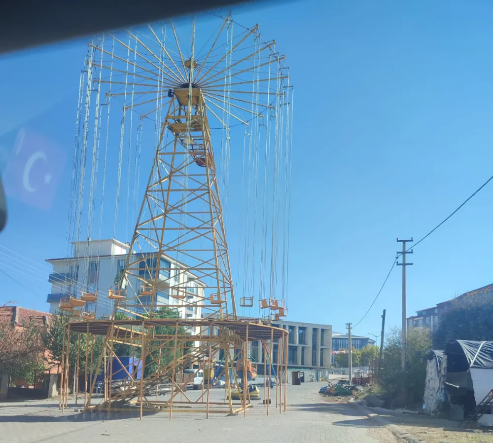 Acıpayam “Lâle Devri”ni Yaşarken, Eyfel Kulesi Görüntüsü Vatandaşları Rahatsız Ediyor