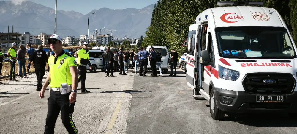 Acıpayam’da Feci Kaza: İki Otomobil Kafa Kafaya Çarpıştı — 1 Ölü, 4 Yaralı