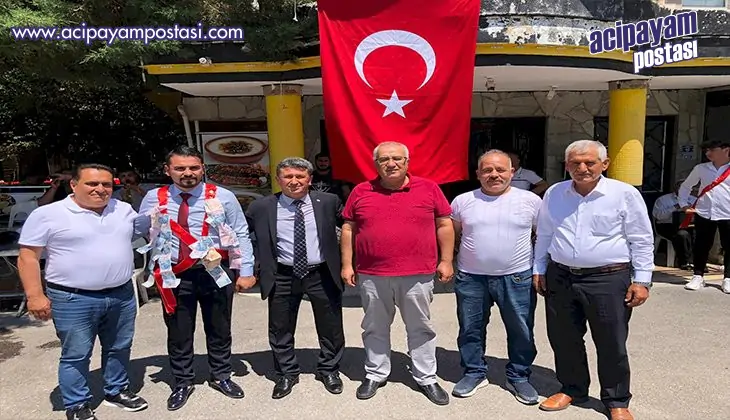 ARSLAN GENÇ
                    ÇİFTLERE MUTLULUK DİLEDİ
