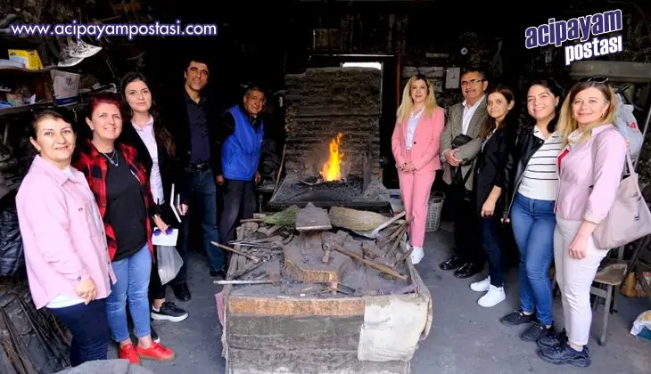 Buldan
                    genç vekil adayını bağrına
                    bastı