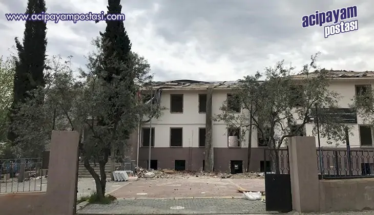 Buldan İmam
                    Hatip Ortaokulu
                    yıkılıyor