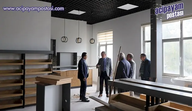 Müdür Akyol, Kale Kütüphanesi’nde
                    incelemelerde bulundu