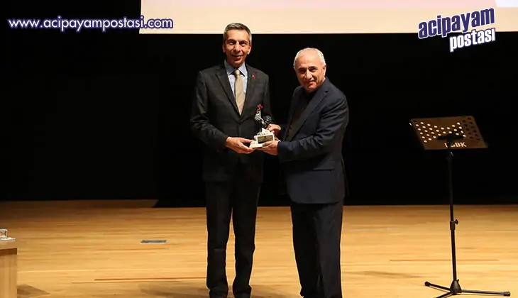 Prof. Dr. Nurullah Genç, şiir ve anıları
                    ile gönüllerde iz bıraktı