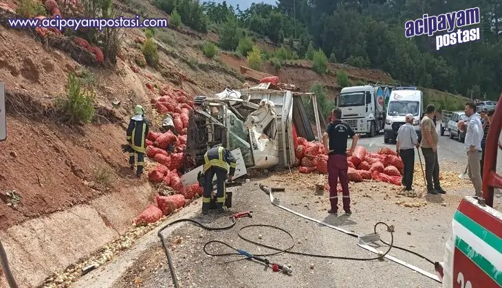 Tonlarca soğan devrilen kamyondan yola
                    saçıldı