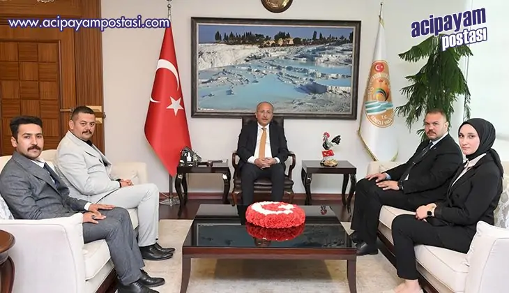 Vali Atik,
                    Ülkücülerle bir araya
                    geldi